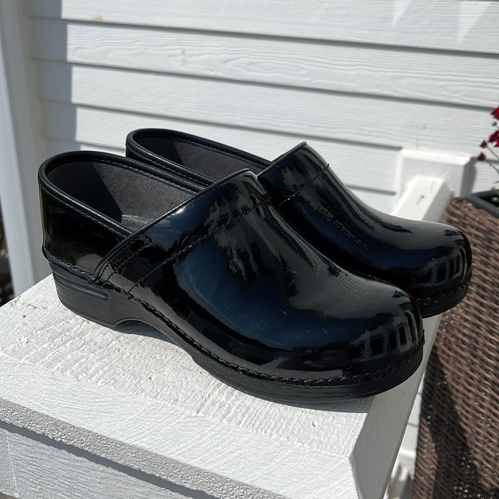 EUC women’s black patent Dansko XP 39 - Picture 1 of 6